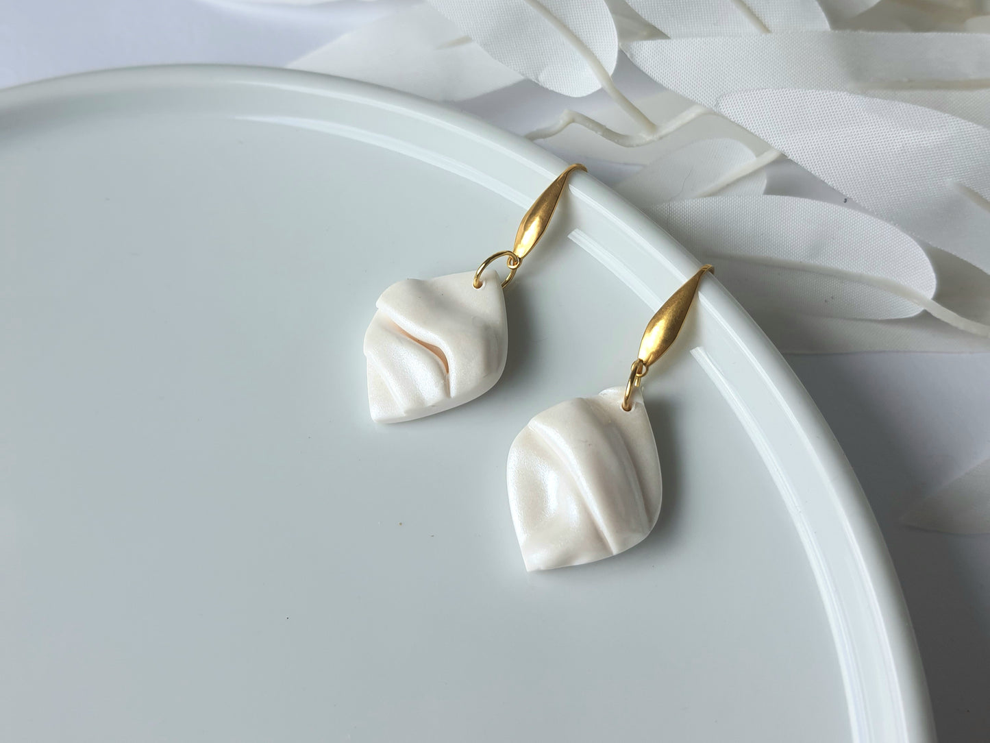 Wrinkled pearly dangle earrings
