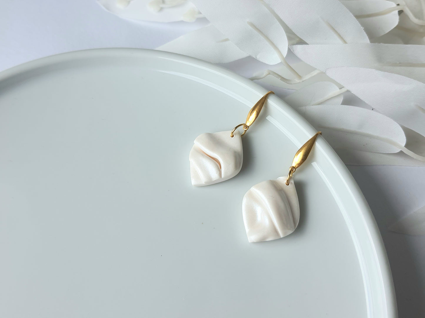 Wrinkled pearly dangle earrings