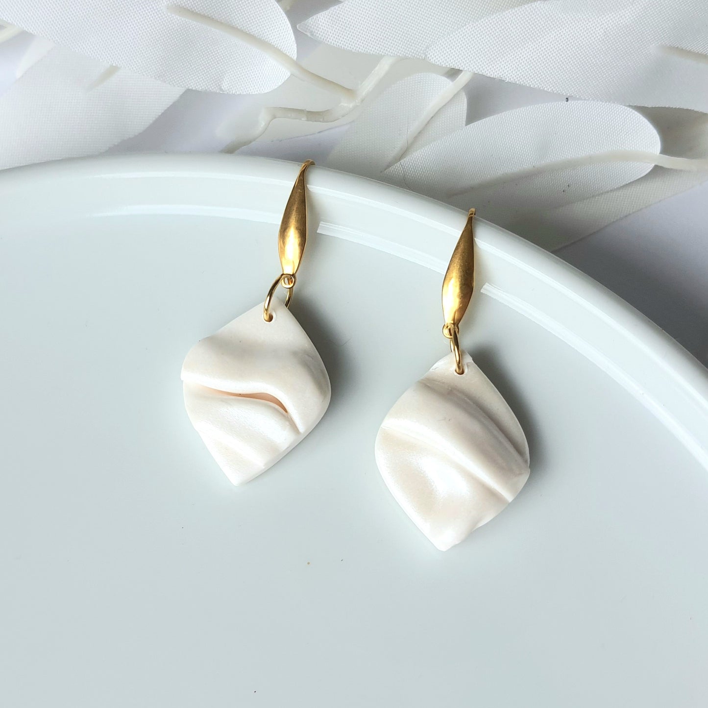 Wrinkled pearly dangle earrings