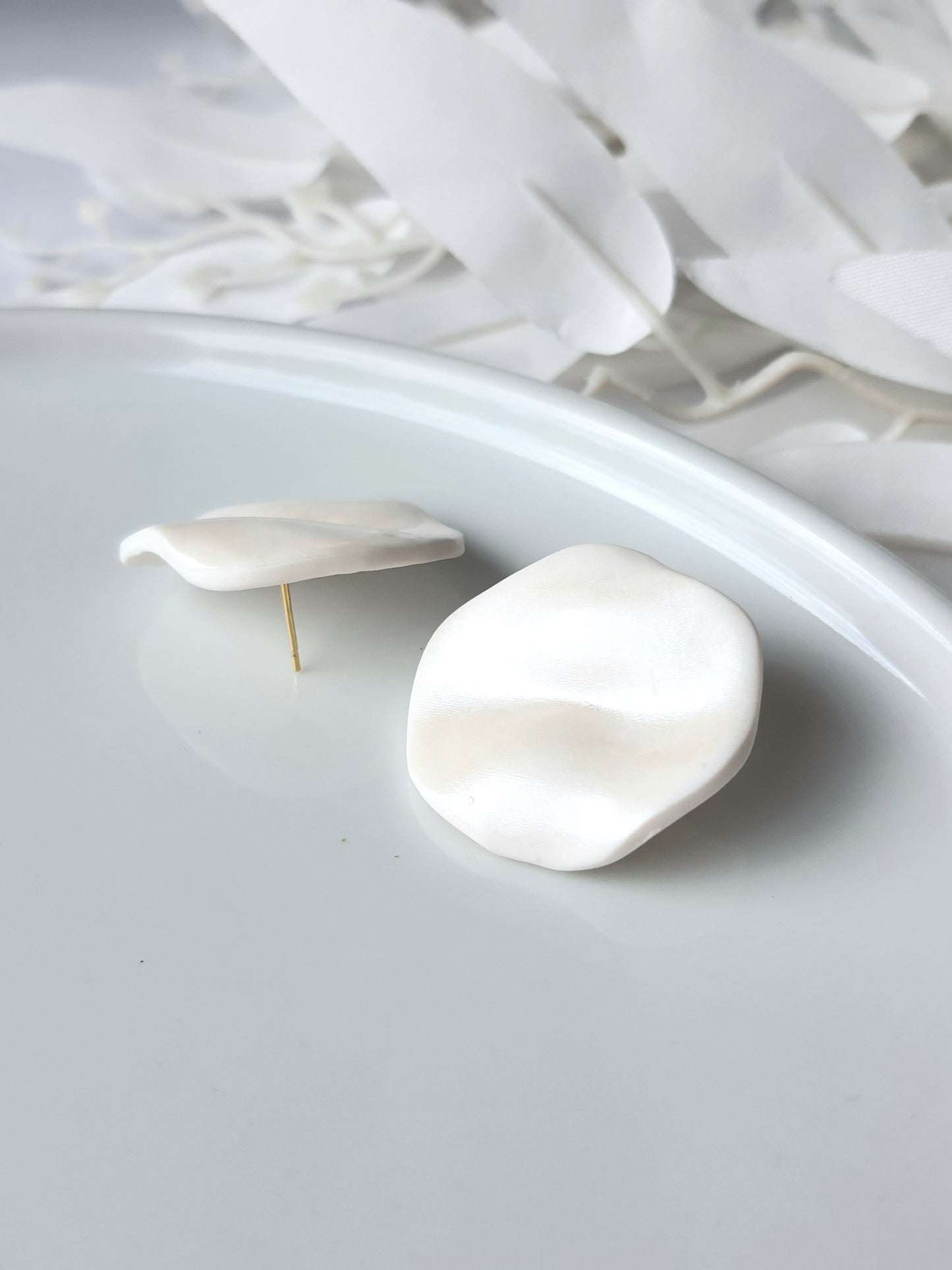 Large stud pearly earrings