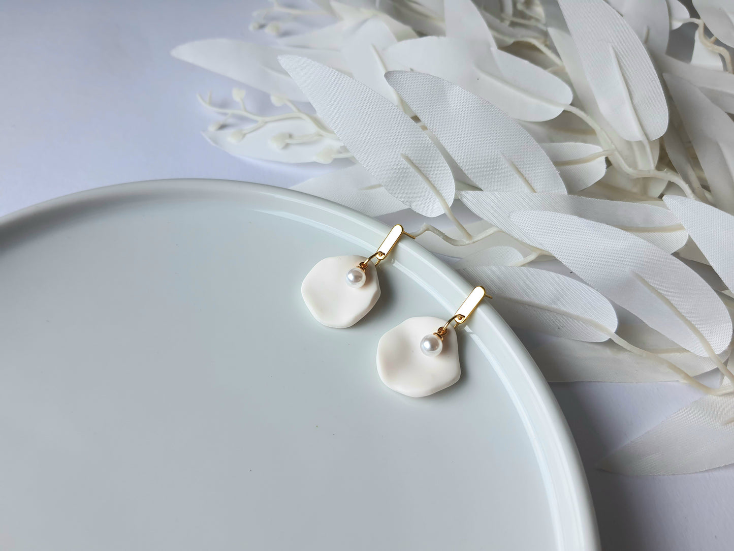 Dangle earrings with pearls