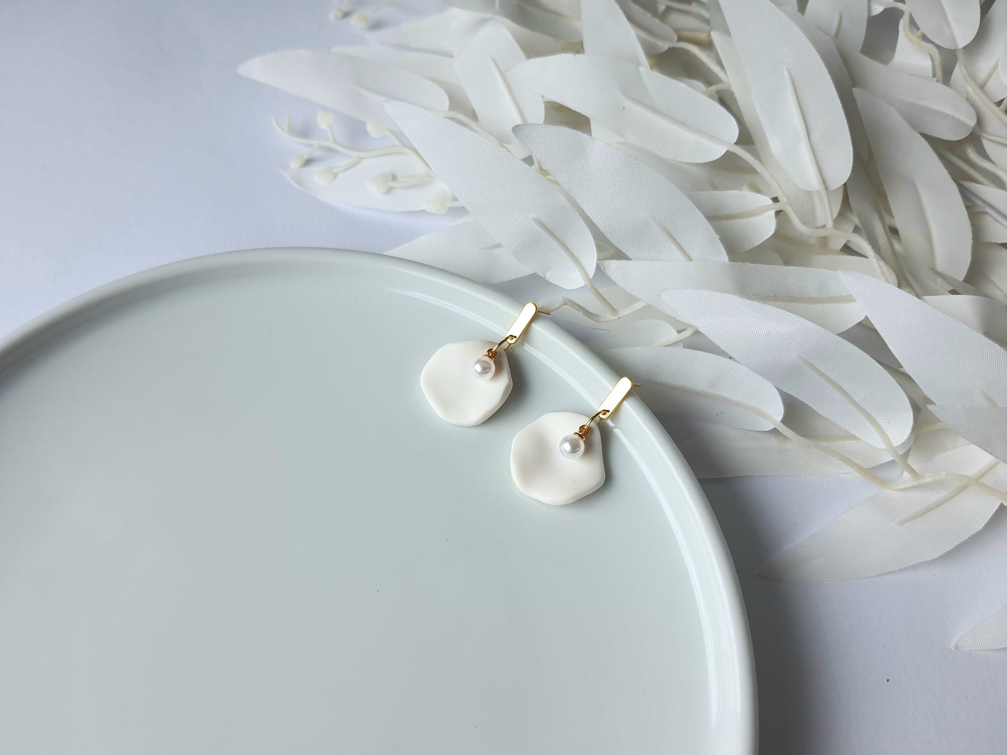 Dangle earrings with pearls