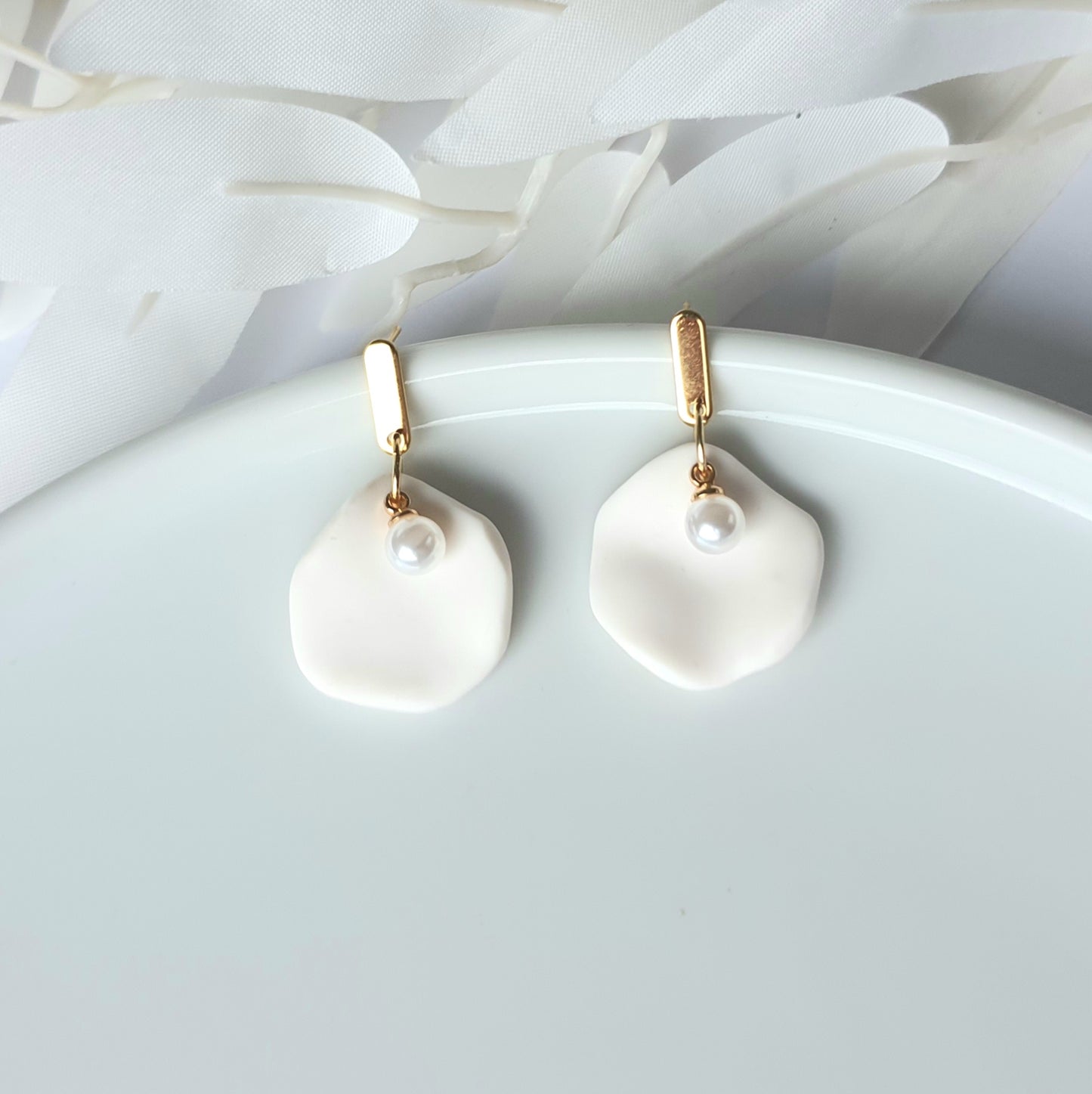 Dangle earrings with pearls