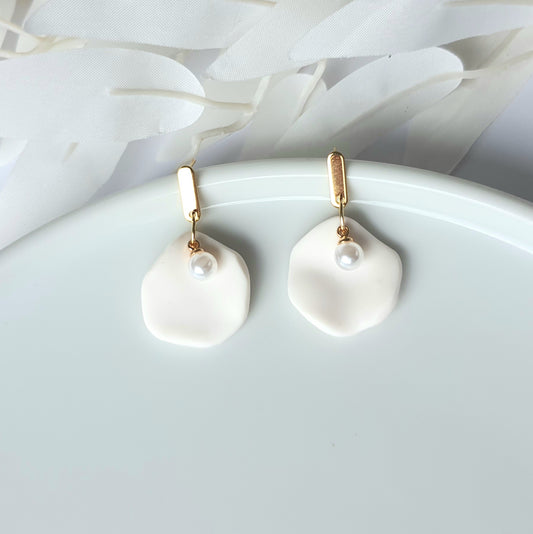 Dangle earrings with pearls