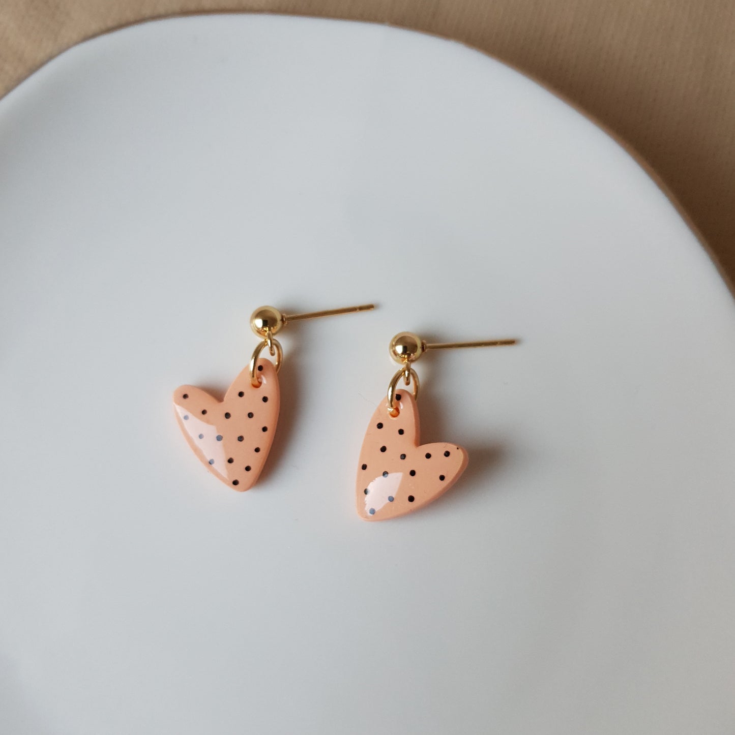 Peachy spotted dangly heart earrings
