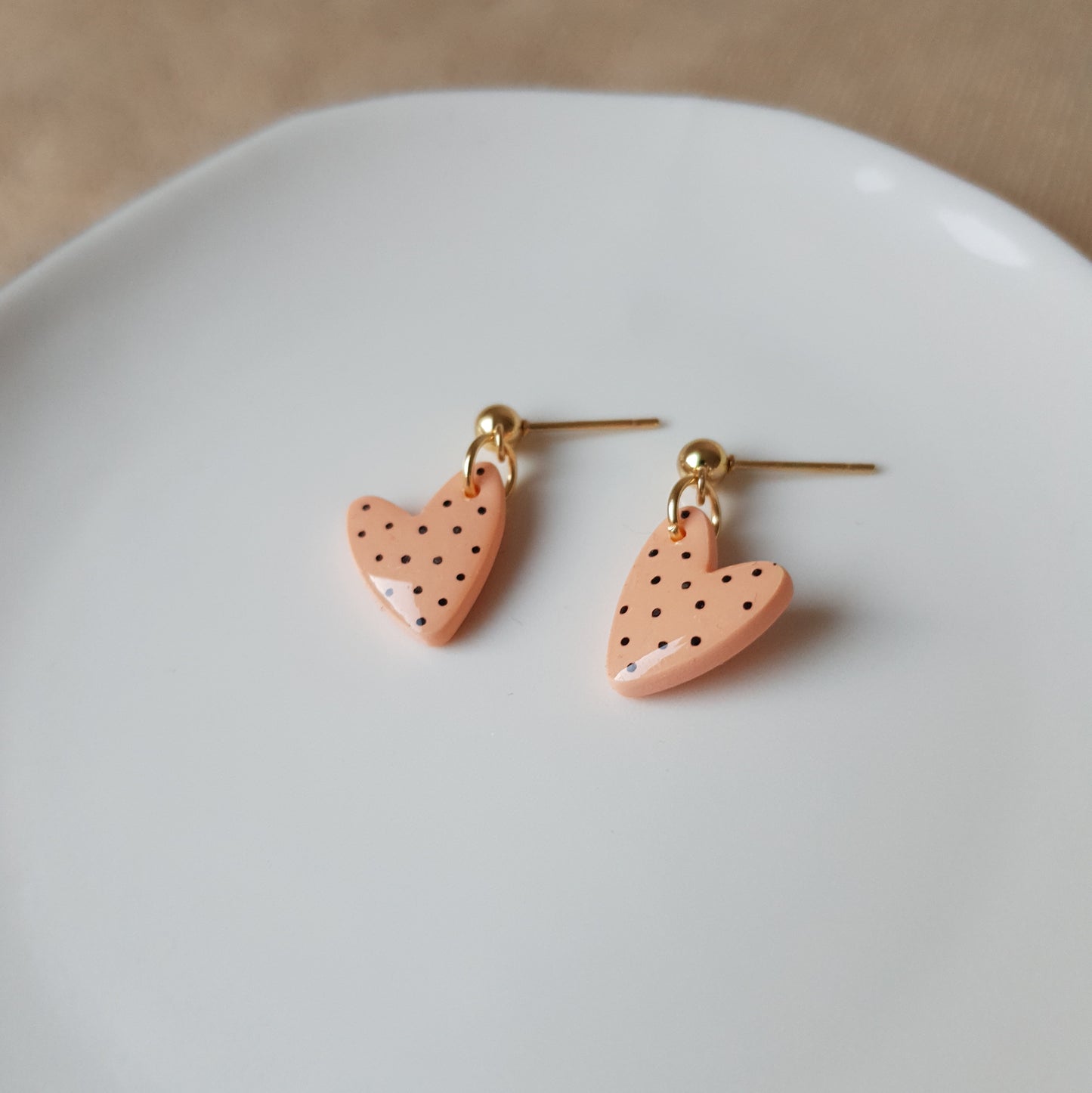 Peachy spotted dangly heart earrings