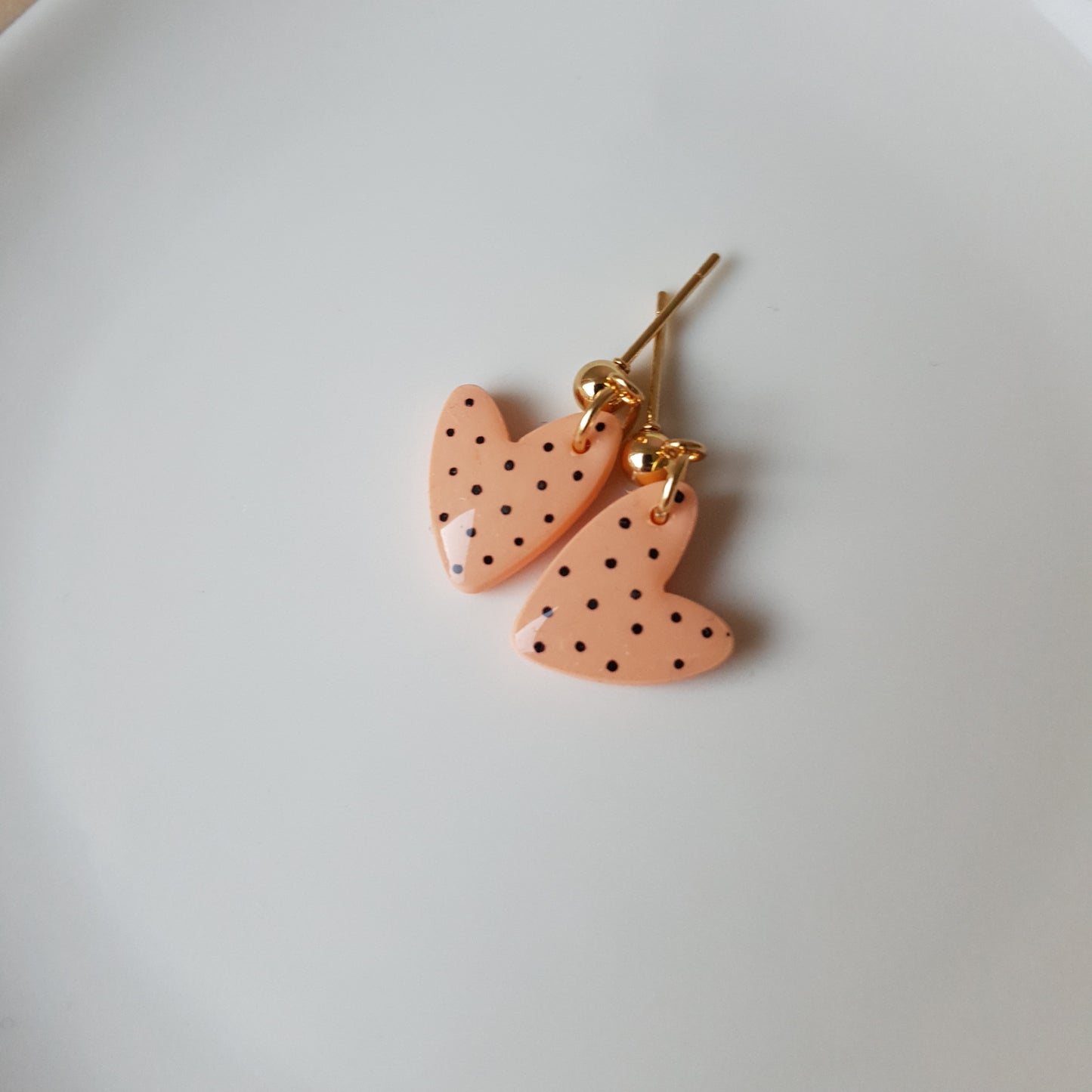 Peachy spotted dangly heart earrings