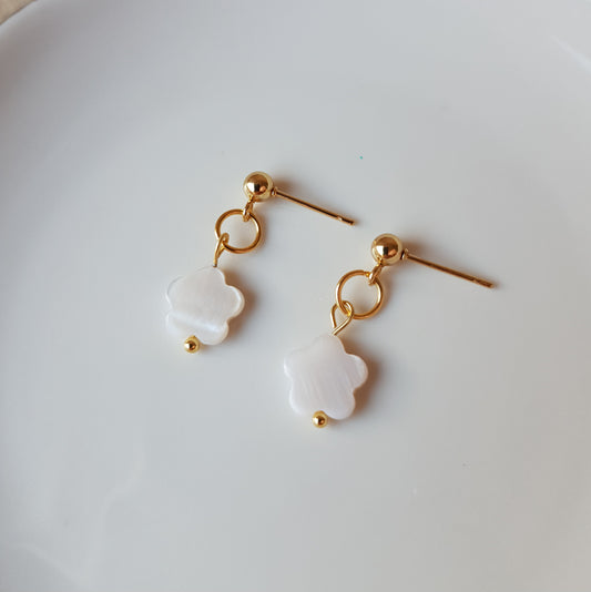Cute daisy dangle earrings