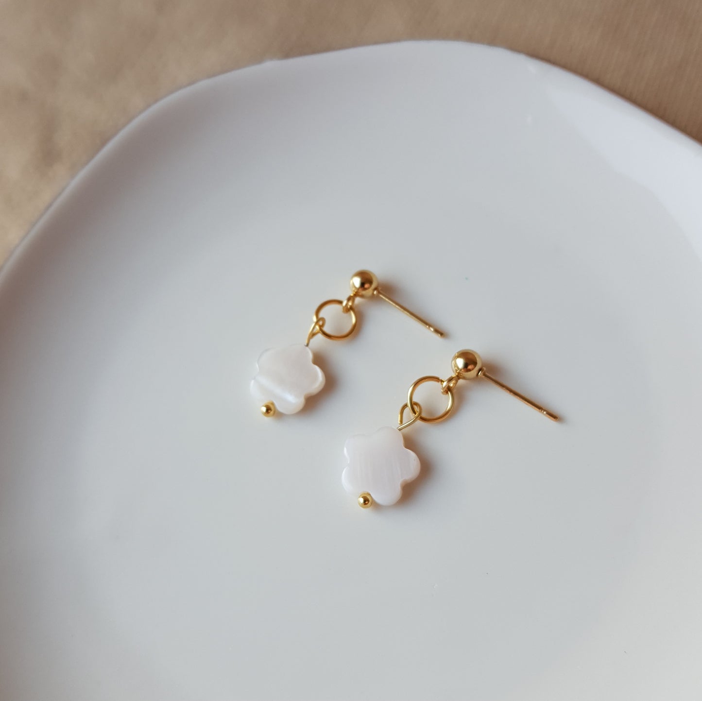 Cute daisy dangle earrings