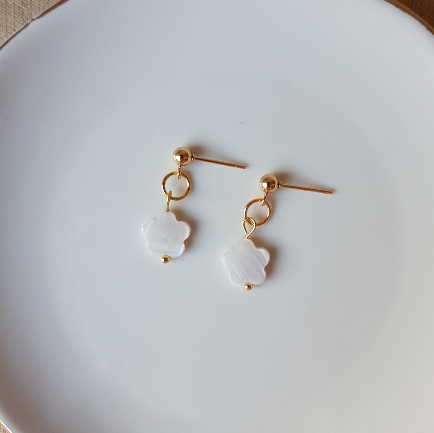 Cute daisy dangle earrings