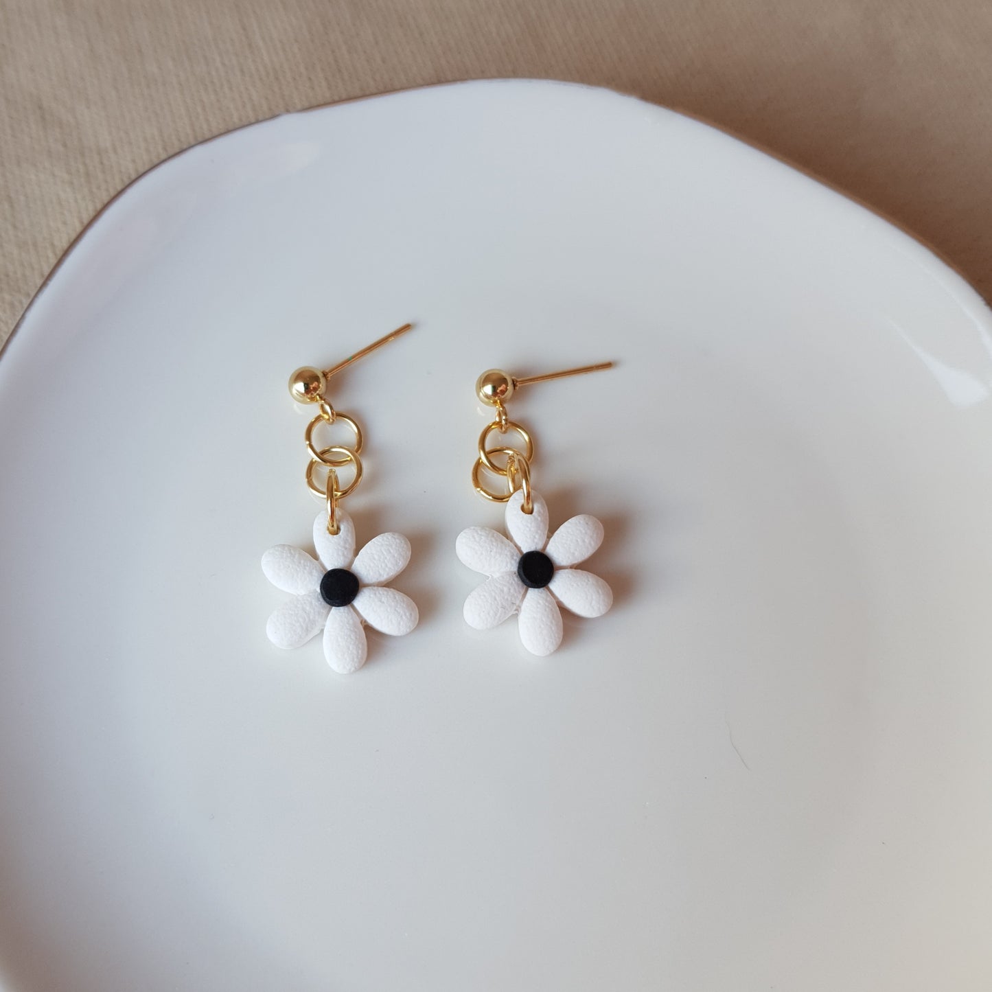 White flower dangle earrings
