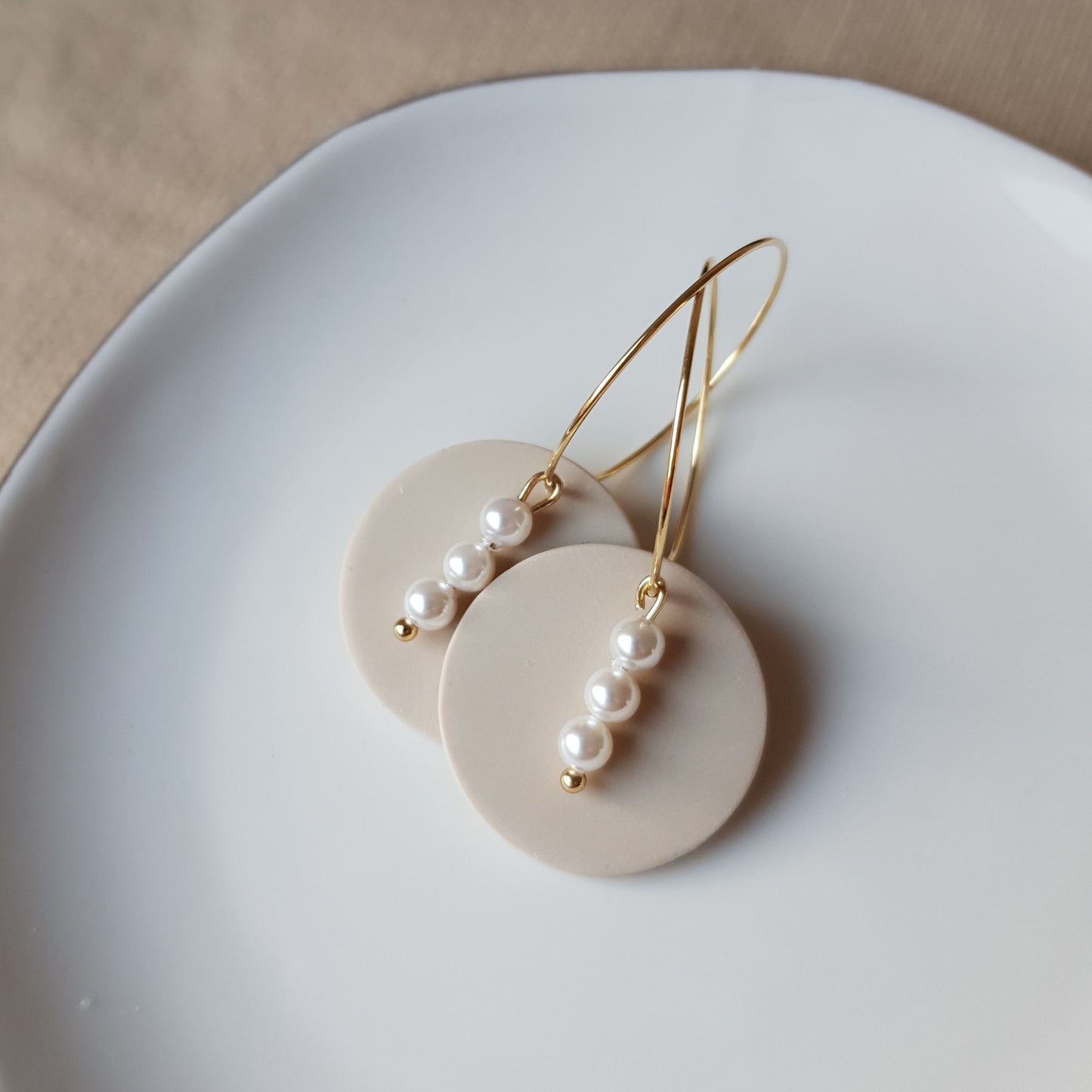 Neutral hoops with glass beads
