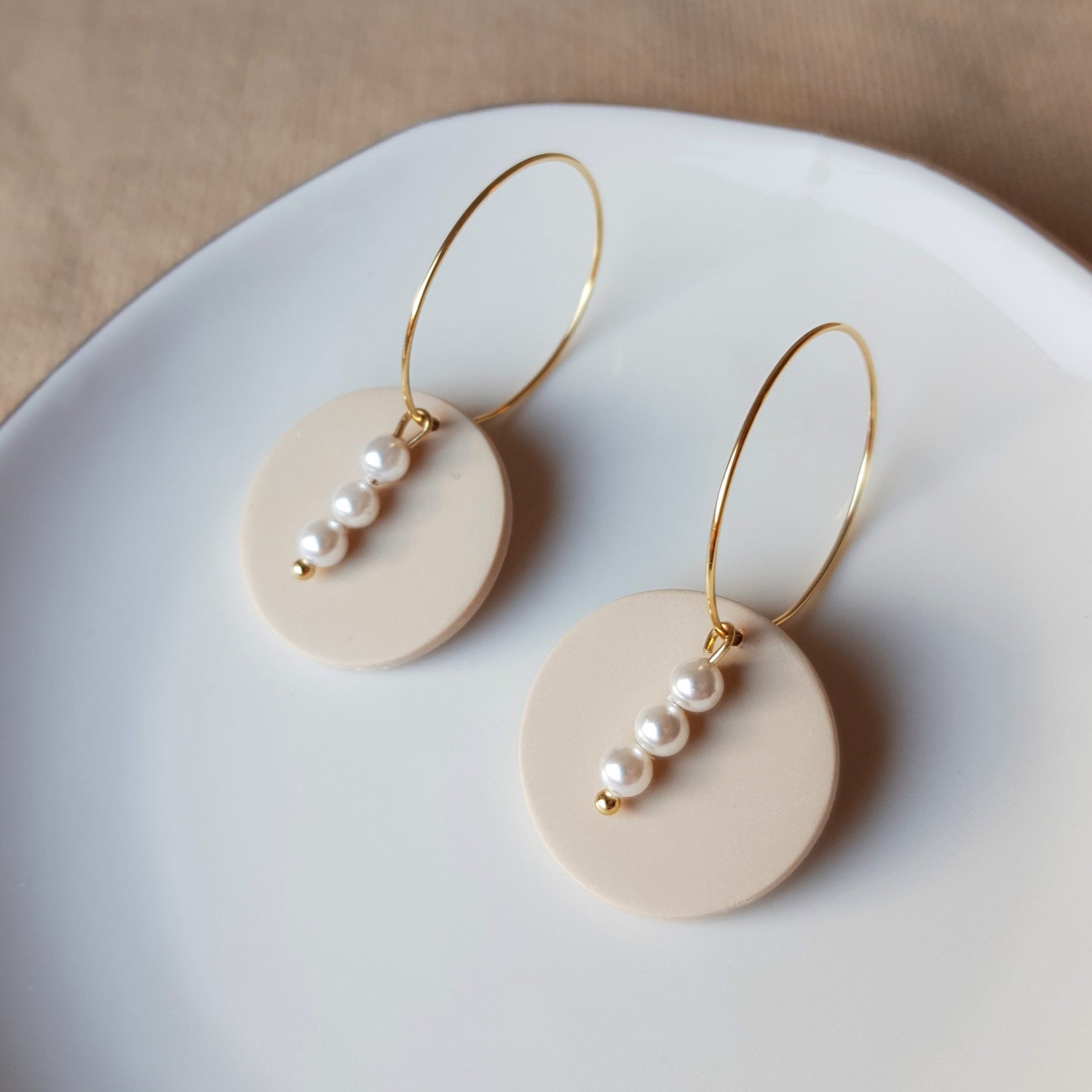 Neutral hoops with glass beads
