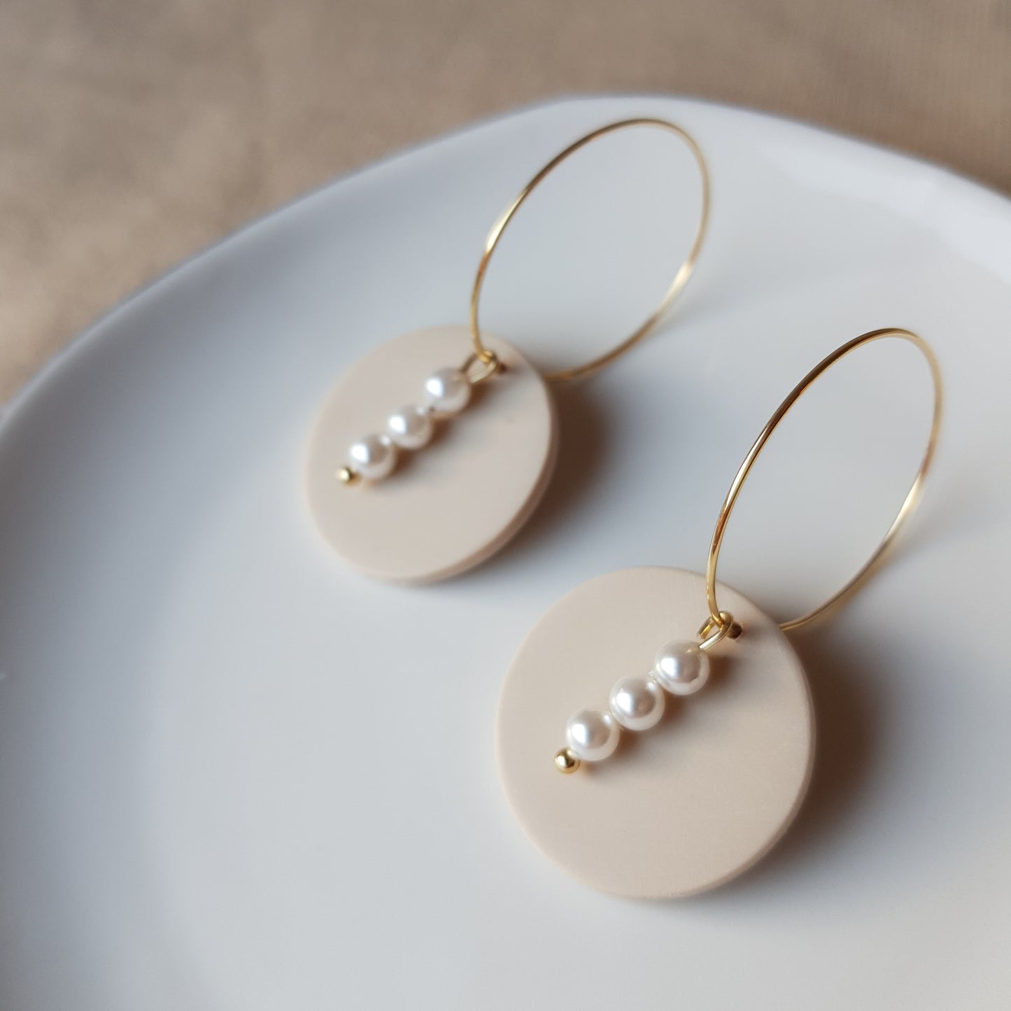 Neutral hoops with glass beads