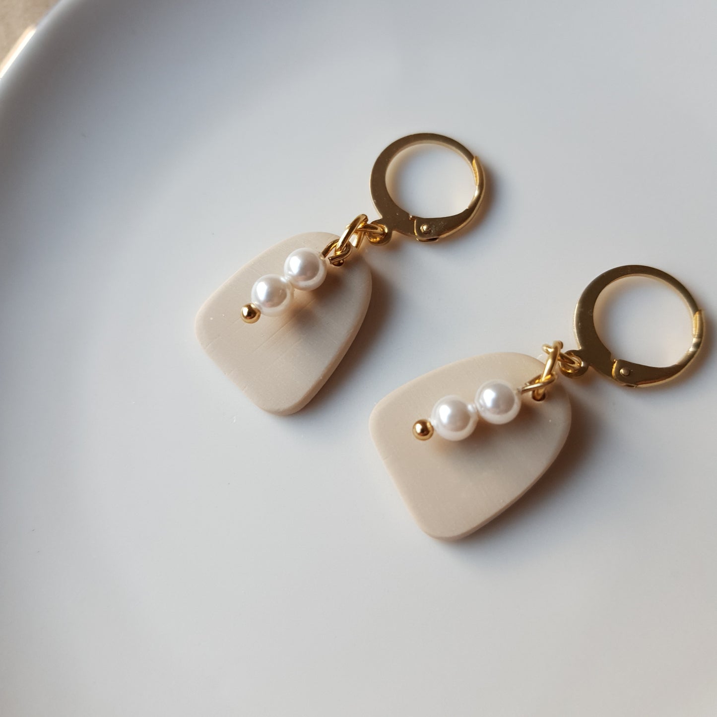 Neutral hoops earrings with glass beads