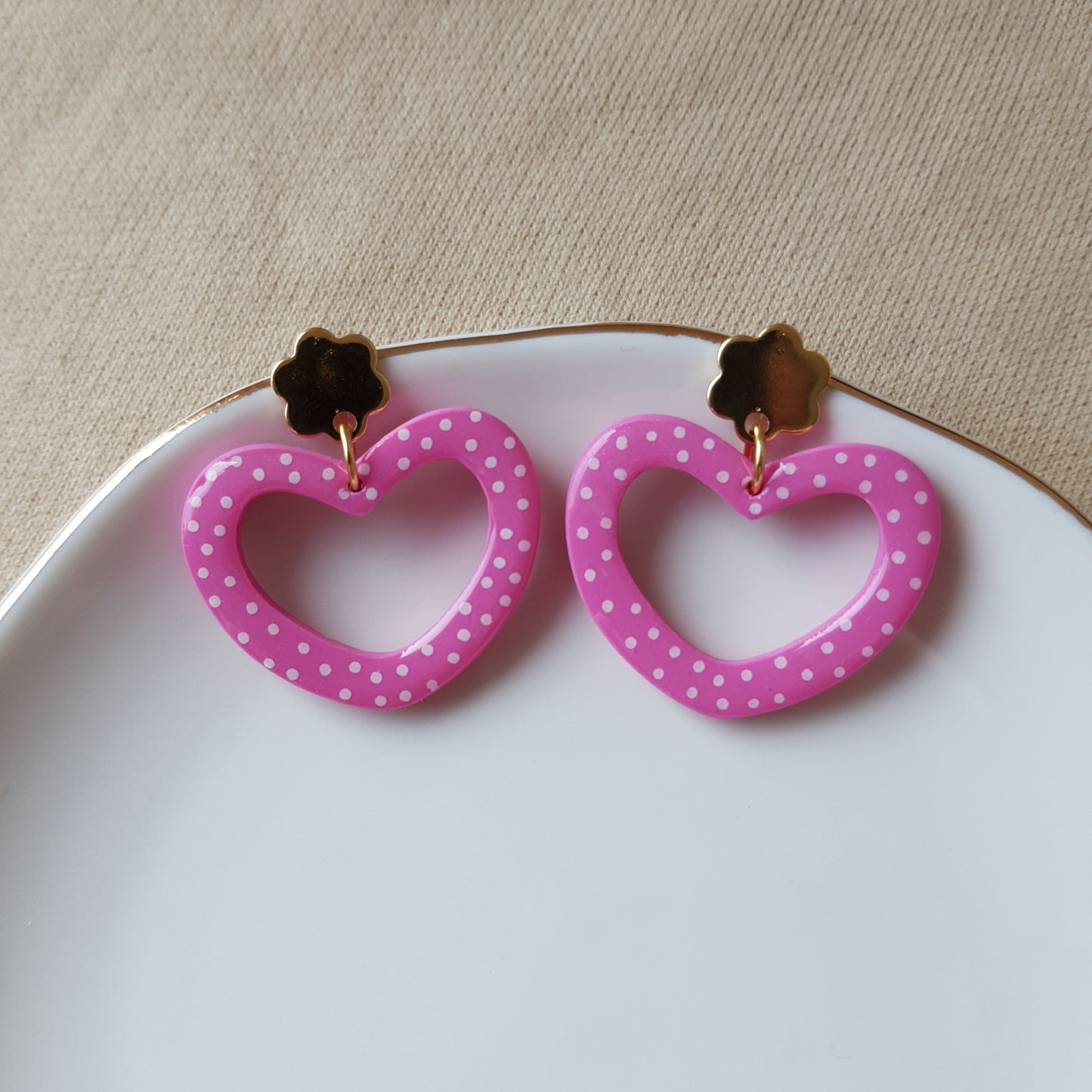 Spotted hollow heart earrings