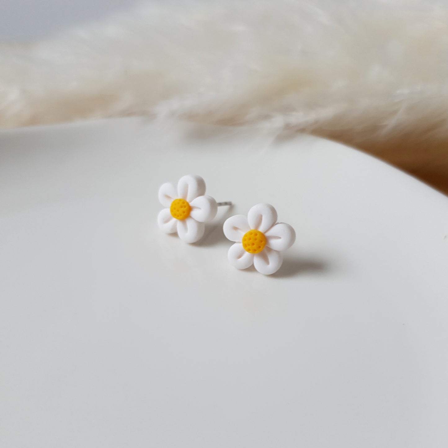 Cute daisy stud earrings