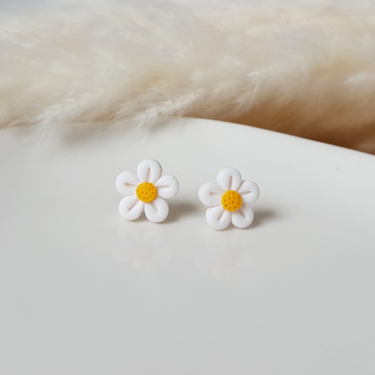 Cute daisy stud earrings
