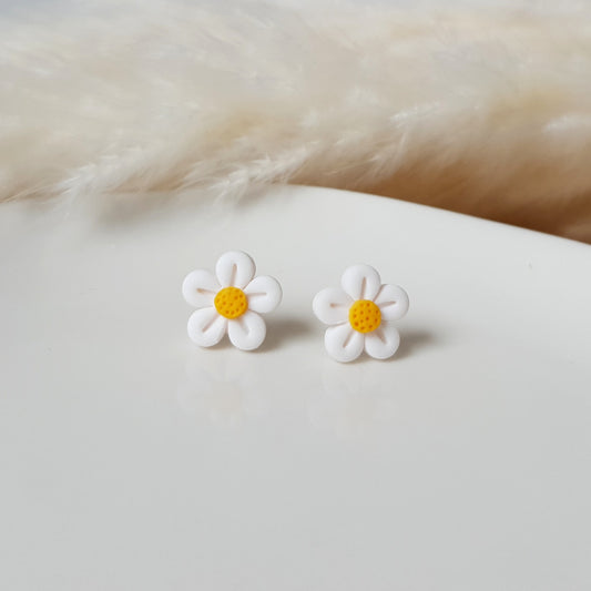 Cute daisy stud earrings