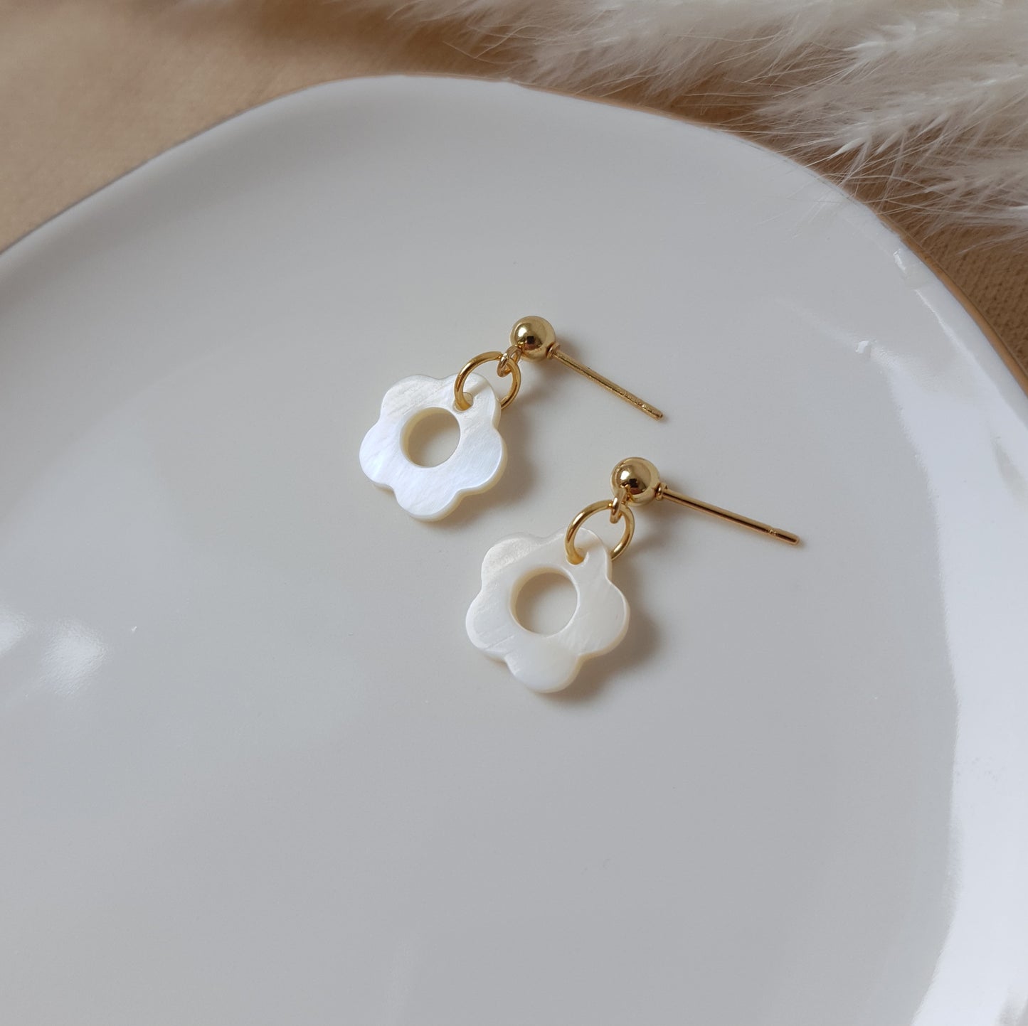 Pearly daisy dangle earrings