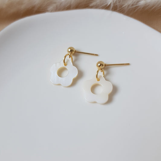 Pearly daisy dangle earrings