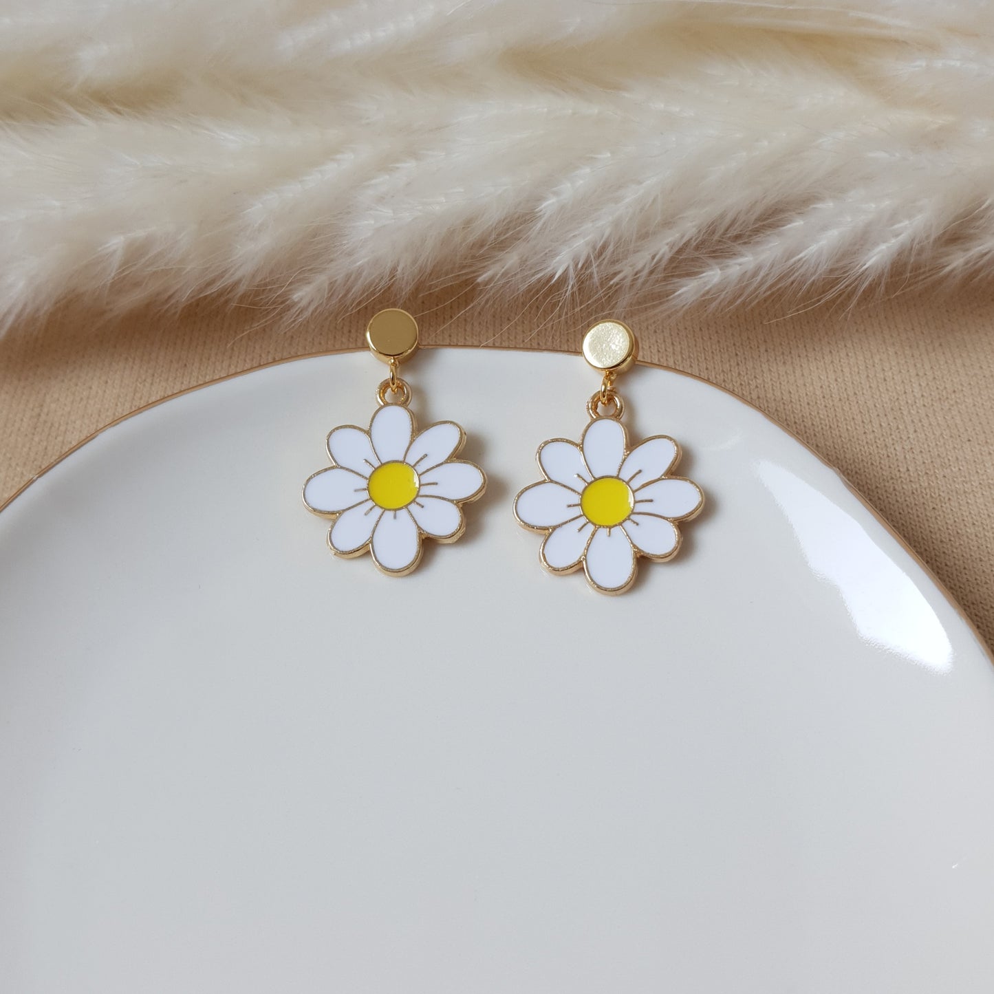 Daisy dangle earrings