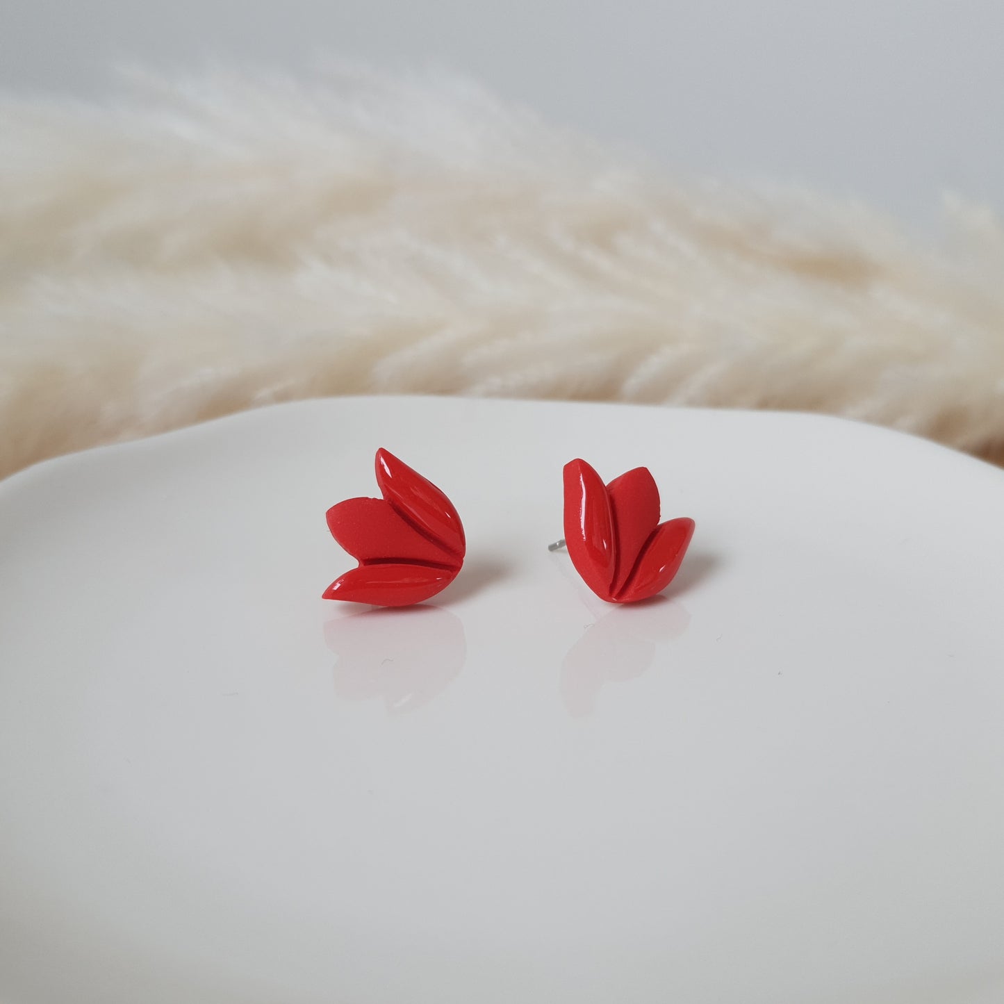 Red tulips stud earrings
