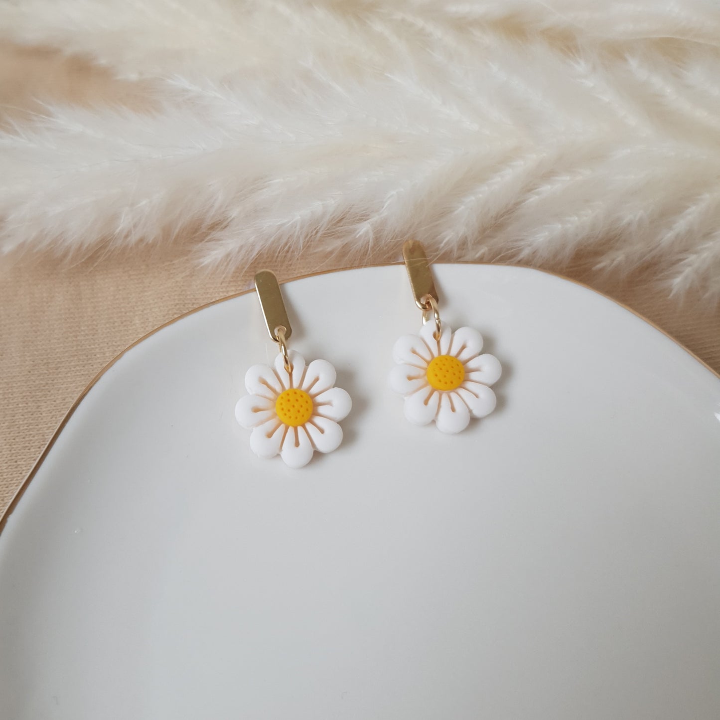 Daisy dangly earrings