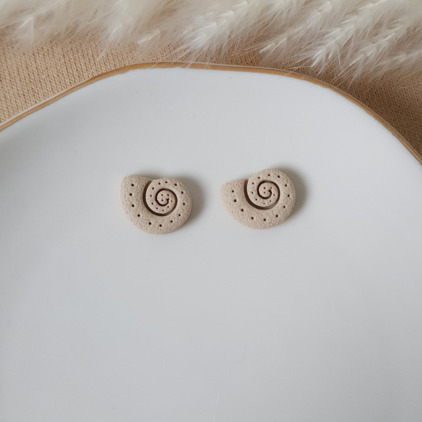 Sandy snail studs