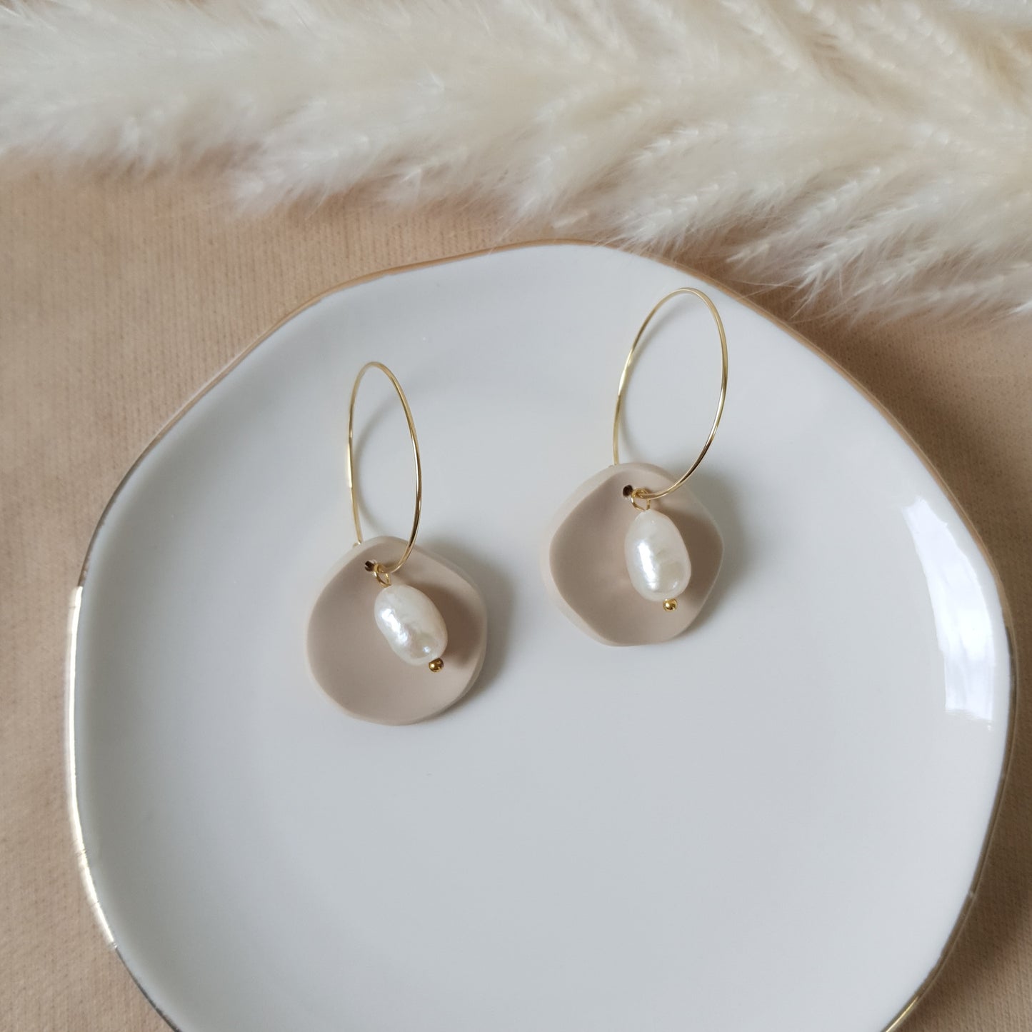 Beige pearl earrings