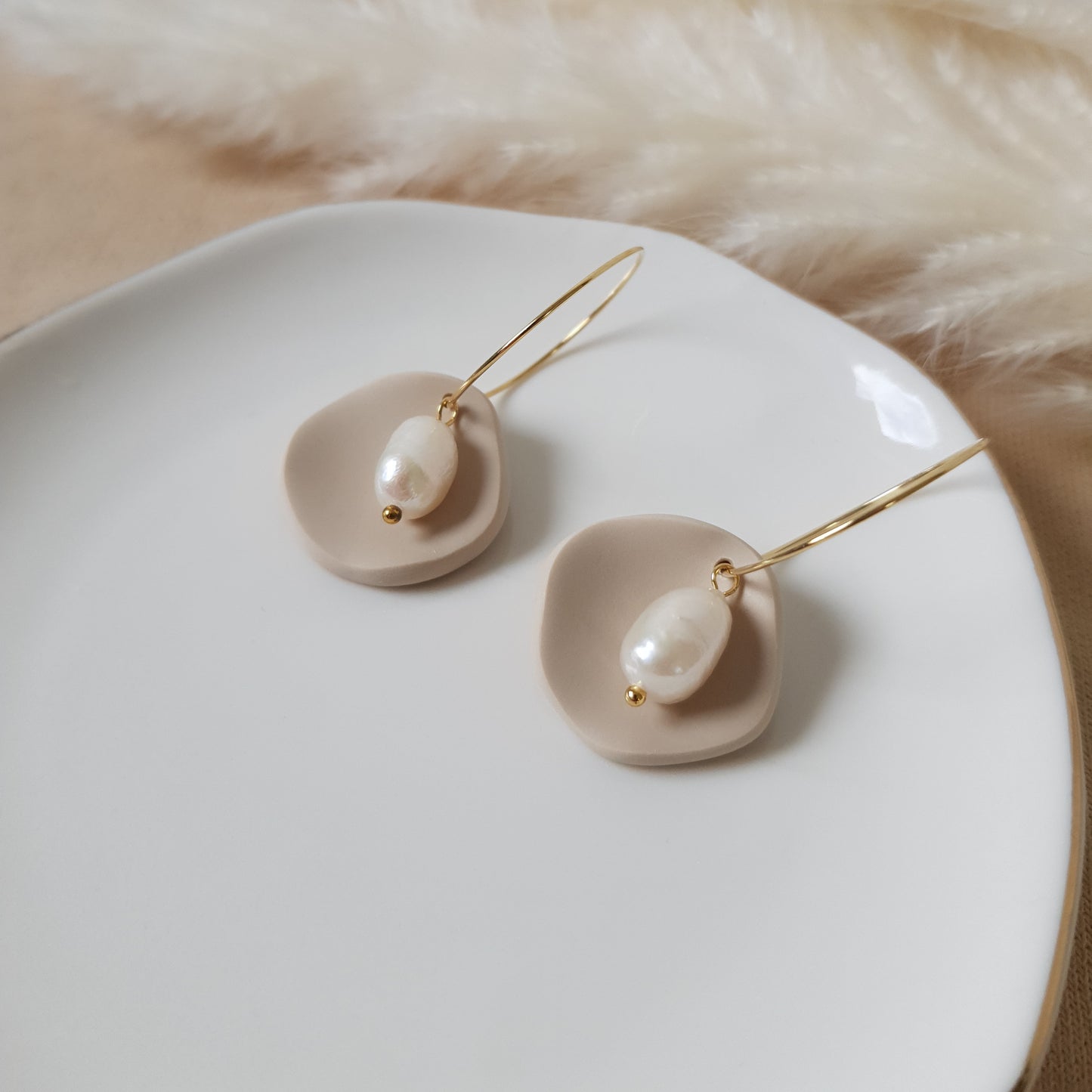 Beige pearl earrings