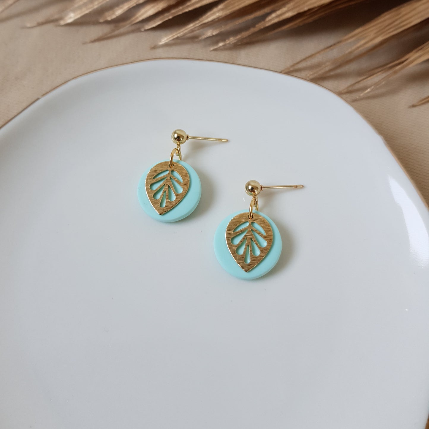 Golden leaf dangly earrings