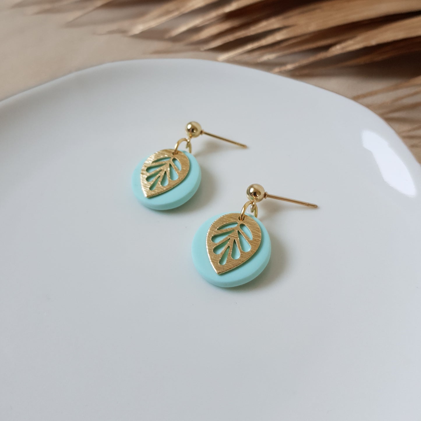 Golden leaf dangly earrings