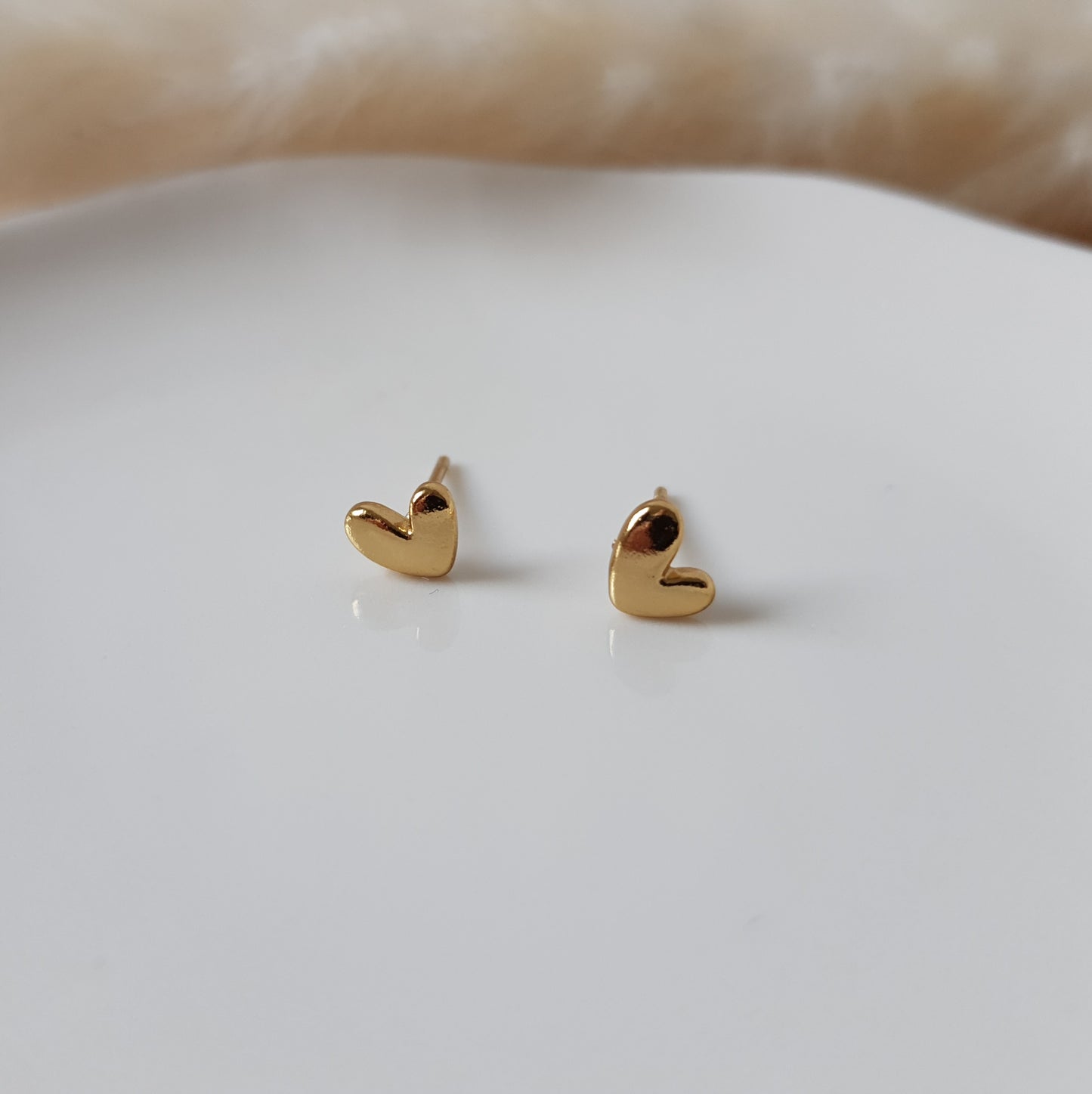 Mini gold heart earrings