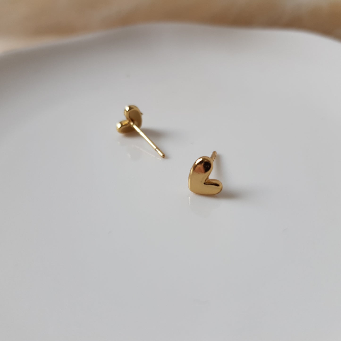 Mini gold heart earrings