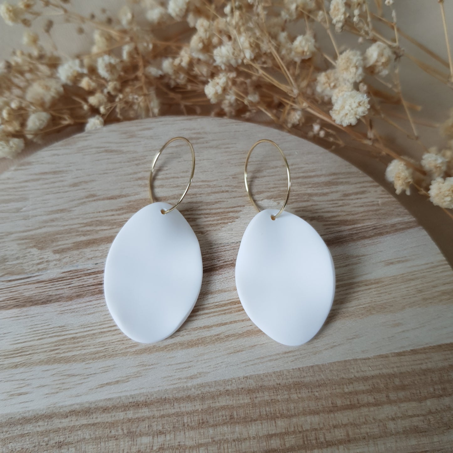 Elegant wave oval hoops