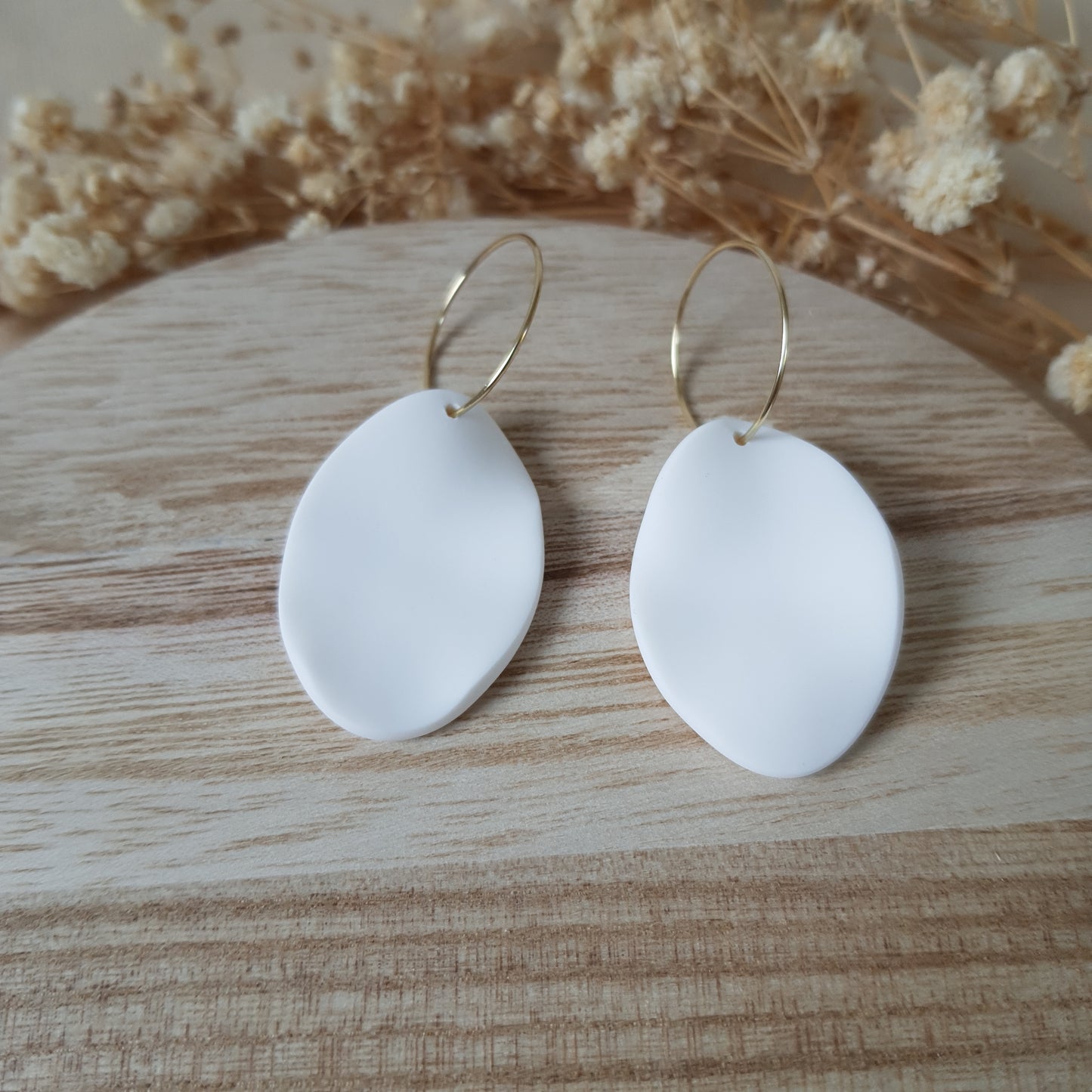 Elegant wave oval hoops