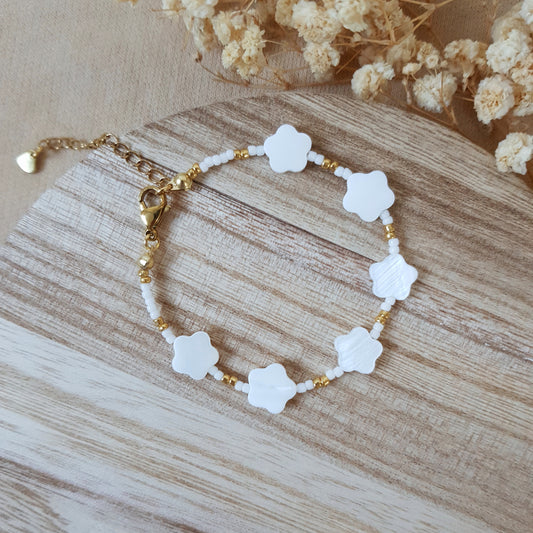 White daisy bracelet