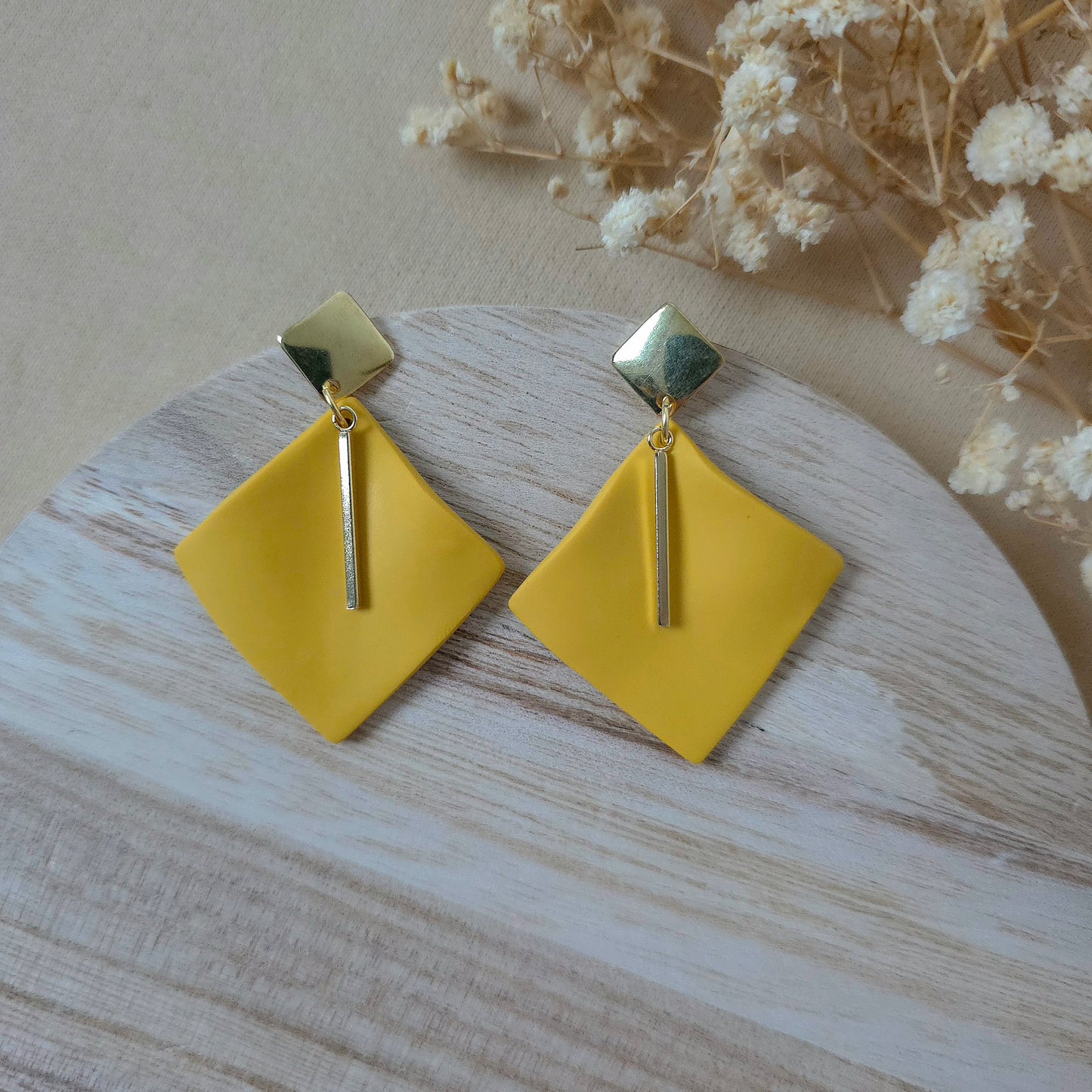 Rumeni in zlati viseči uhani