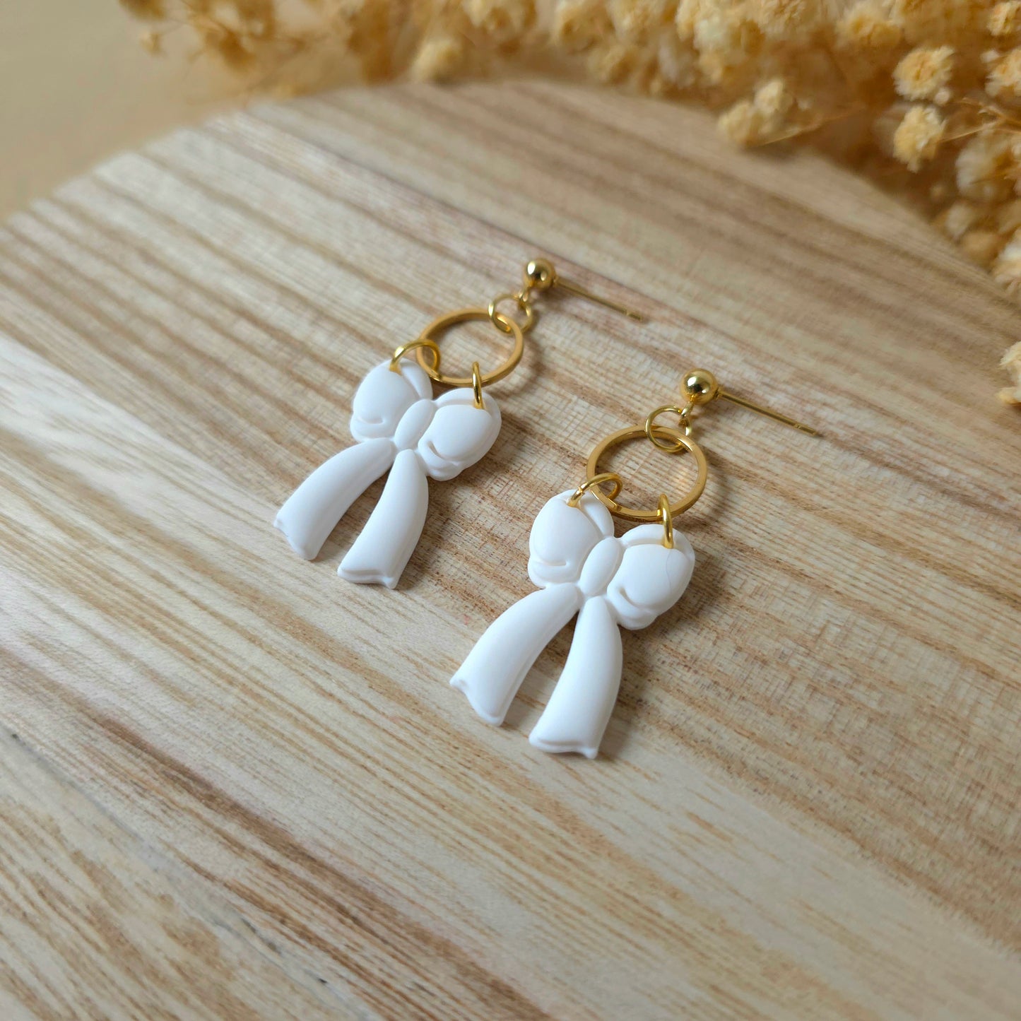 Viseči uhani bela pentlja