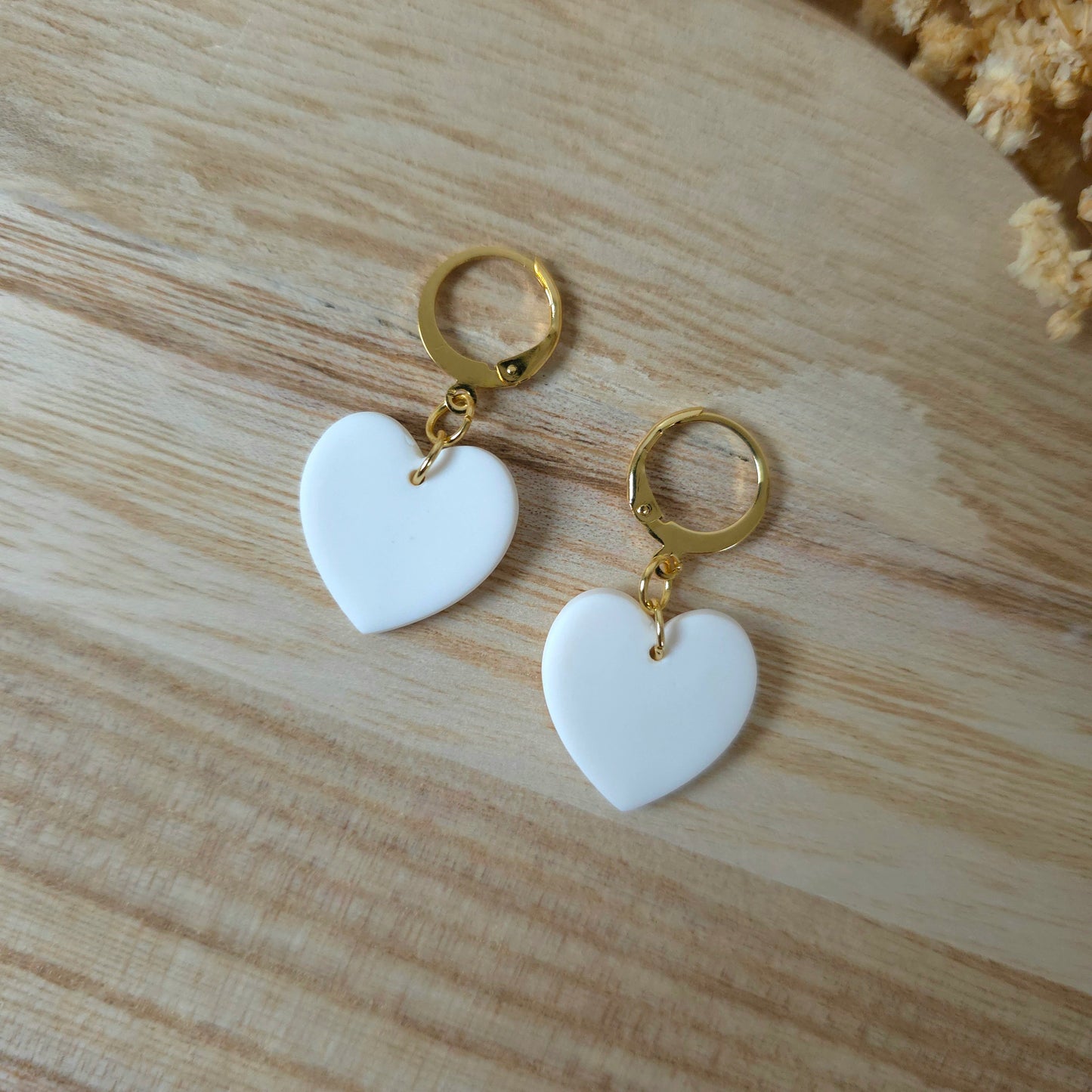 Viseči uhani beli srčki