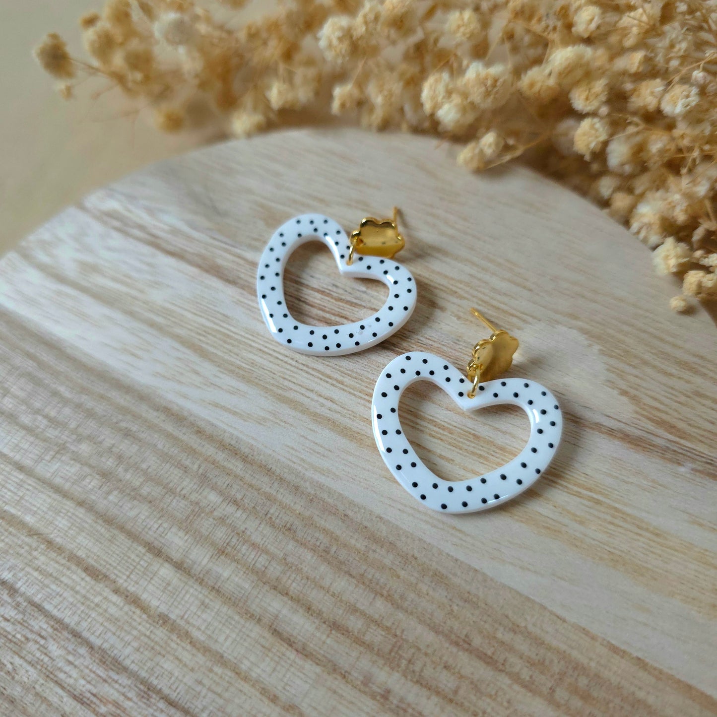 Beli široki viseči pikčasti srčki