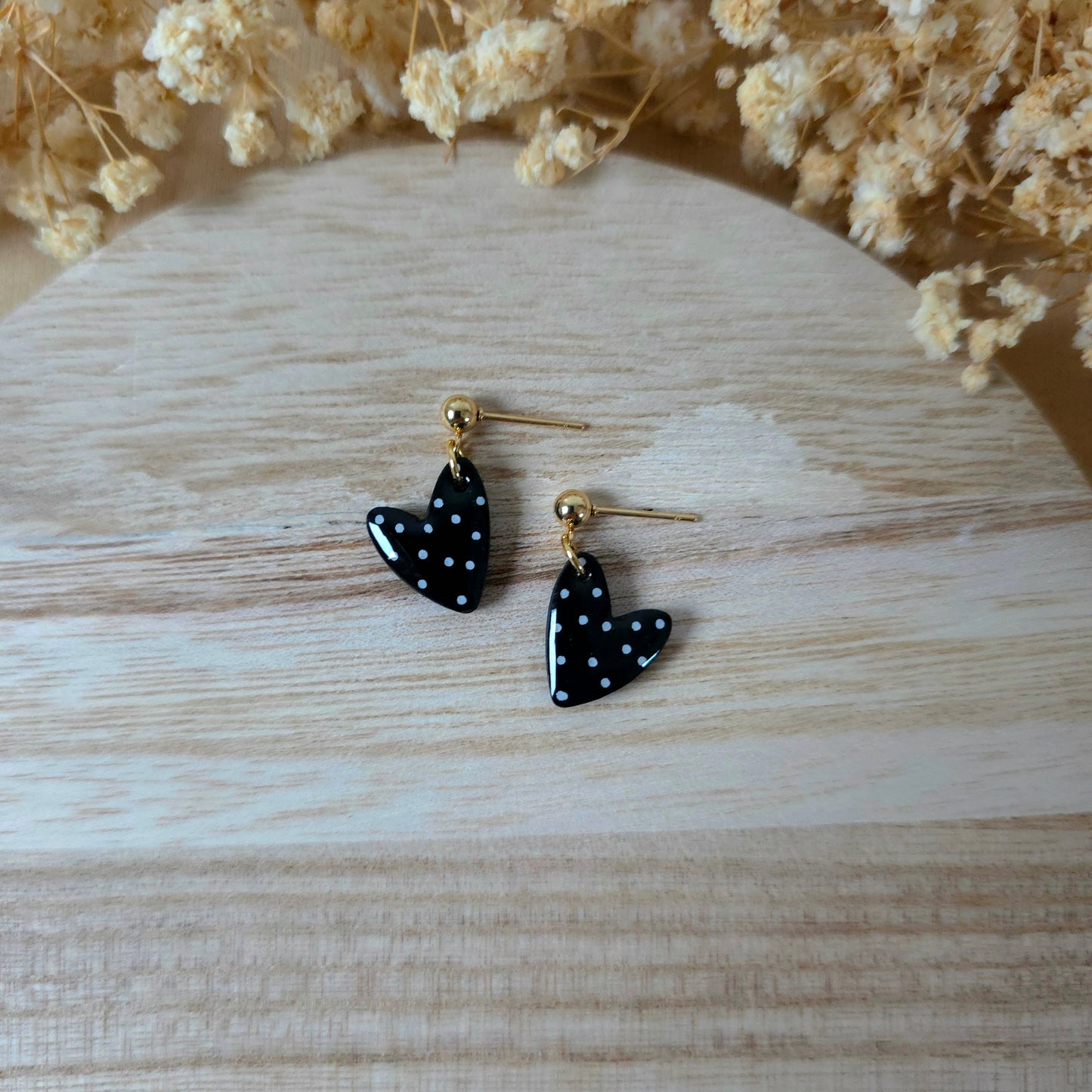 Asimetrična pikčasti črni srčki