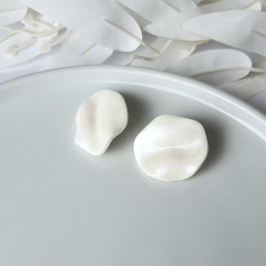 Large stud pearly earrings