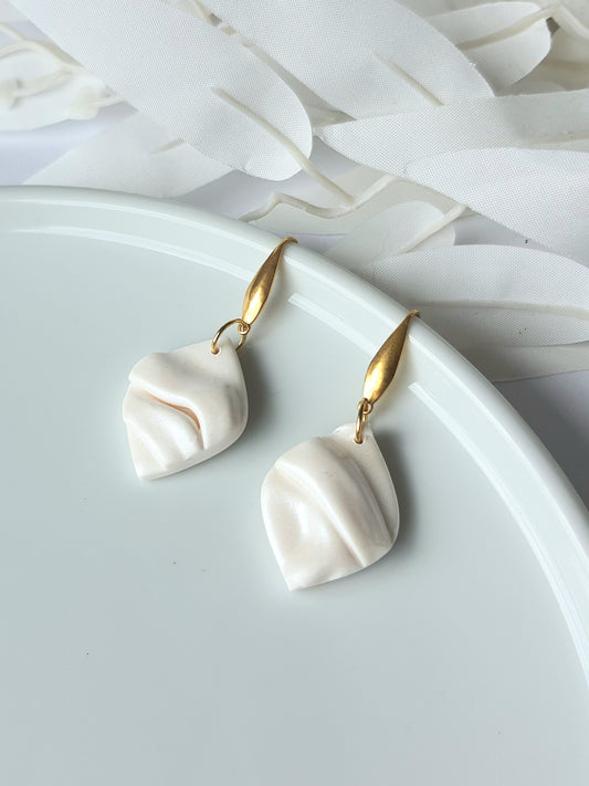 Wrinkled pearly dangle earrings