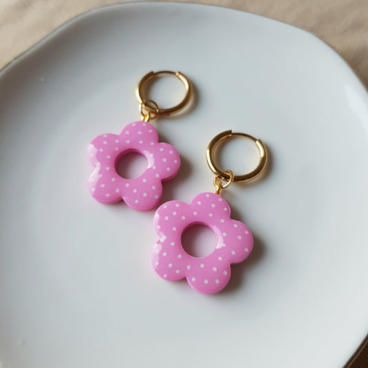 Pink spotted retro daisy earrings
