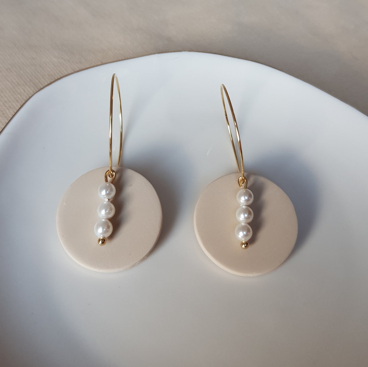 Neutral hoops with glass beads