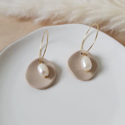 Beige pearl earrings