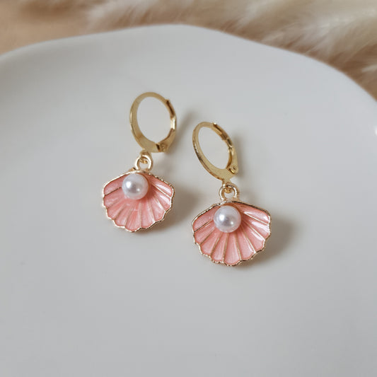 Pink sea shells with pearls