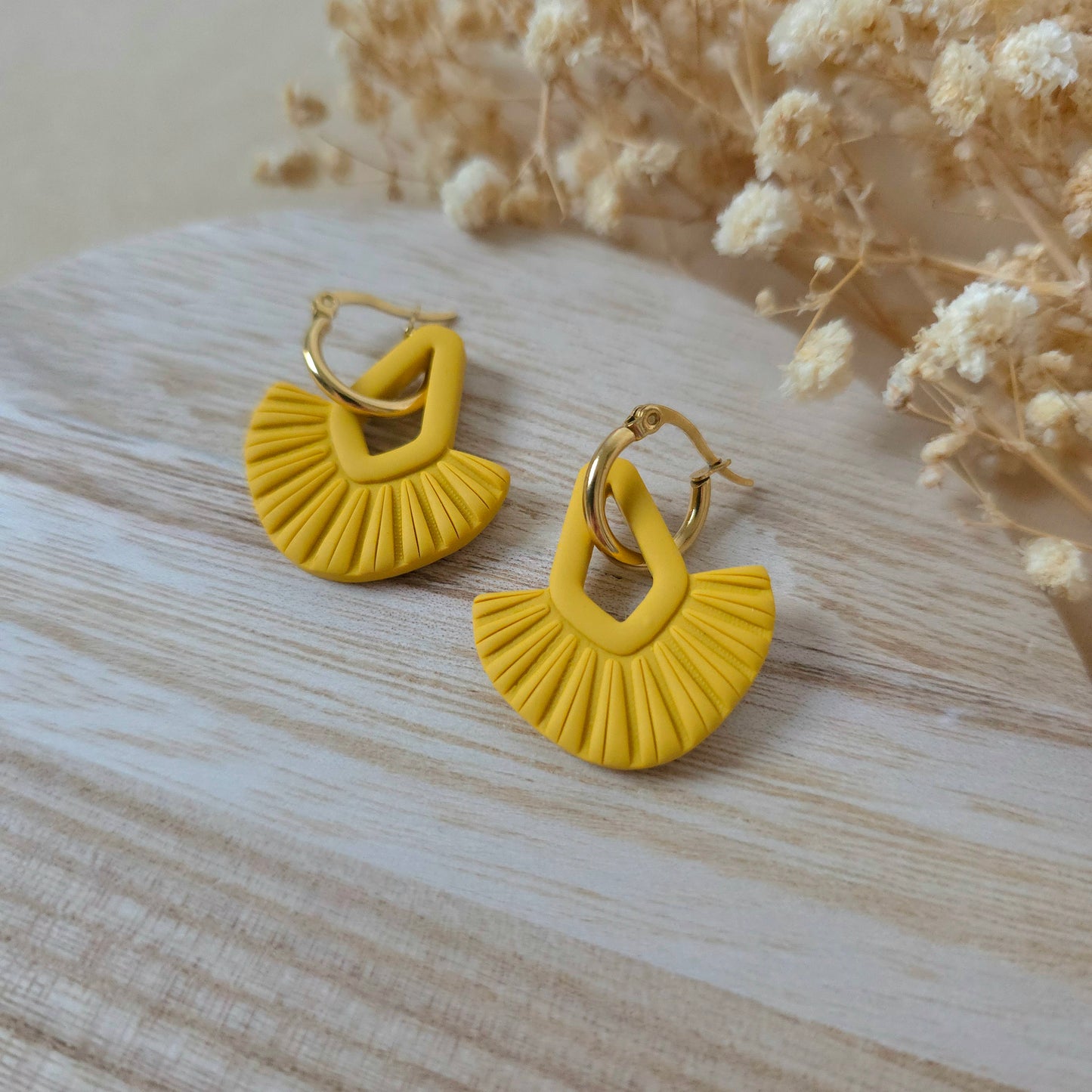 Rumeni makrame uhani